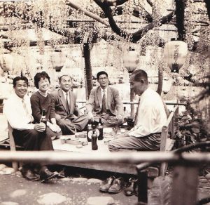 １９６４年ごろに撮影された、下萱津のフジを見ながら飲食する見物客（あま市美和歴史民俗資料館提供）＝あま市下萱津で