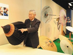 和傘の作り方を説明する平野さん＝美濃市蕨生の美濃和紙の里会館で