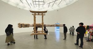 「日常のあわい」展で紹介されている岩崎貴宏さんの作品「リフレクション・モデル（テセウスの船）」＝金沢２１世紀美術館で