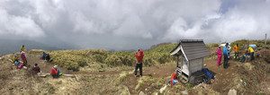 雨上がりの荒島岳山頂で雄大な眺望を堪能する登山者たち＝大野市で