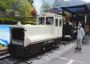 運行当時のデザインに塗り直して公開したディーゼル機関車＝下呂市小坂町のひめしゃがの湯で