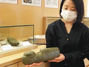 持ち上げてみることができる御物石器の複製＝砺波市埋蔵文化財センターで