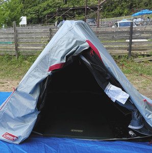 ポップアップ式テントなので、設営はとても簡単。放り投げれば、自らテントの形に膨らんでくれる＝いずれも愛知県犬山市のアウトドア・ベース犬山キャンプ場で