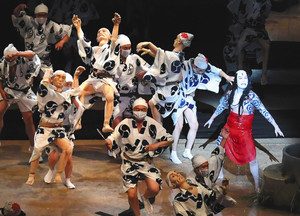 信州・まつもと大歌舞伎で、演技を披露する中村勘九郎さん（右端）と市民キャストら＝松本市まつもと市民芸術館で