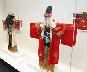 セットで展示されている本多家当主の火事装束（左側）と婦人用の装束＝いずれも金沢市出羽町の加賀本多博物館で