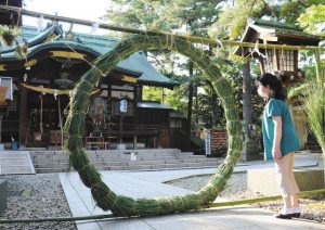 境内に設置された直径２．３メートルの茅の輪＝小松市浜田町の菟橋神社で