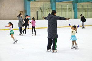 今季の営業終了を前に利用者でにぎわうアイススケートリンク＝金沢市西泉の健民スポレクプラザで