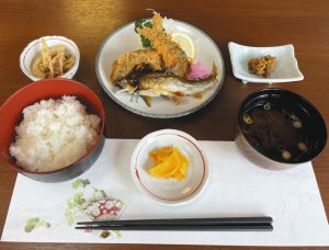 塩焼きとフライ定食＝いずれも愛知県岡崎市の男川やなで