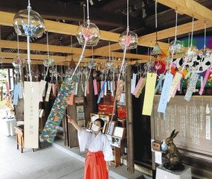 夏詣の客を迎えるため飾られた風鈴＝南砺市の高瀬神社で