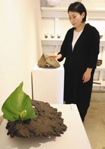 粘土を凍らせる手法でオブジェを作った山田睦美さん＝能美市福島町で