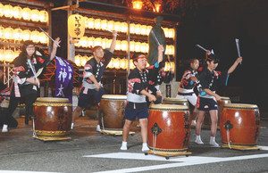 勇壮な太鼓の音色を響かせるメンバー＝下呂市の下呂温泉街で