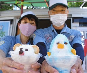 ペンギンと「リュウ」をイメージしたかき氷を手にする熊谷さん（右）ら