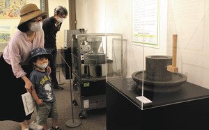 石臼など展示品を見る来館者＝島田市のふじのくに茶の都ミュージアムで