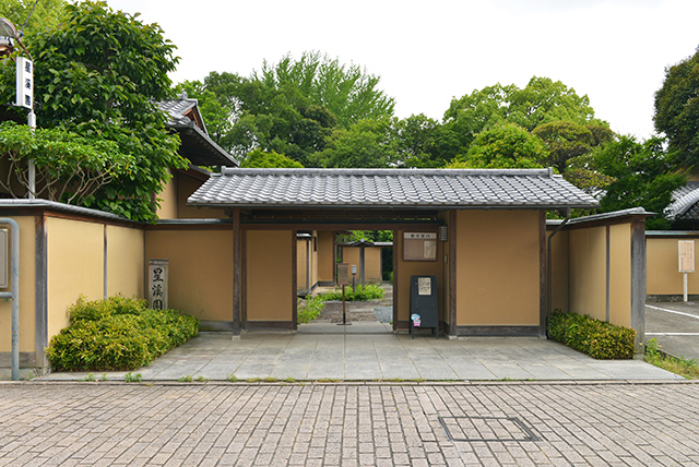 星渓園は江戸時代後期、竹井澹如の別邸として建てられた。玉の池を中心に樹木を植え名石を配置して回廊を作り庭園とした。