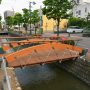 星川にはこんなモダンな橋も…。所々にある広場には彫刻も設置されていて「水と緑と彫刻のプロムナード」とされている。