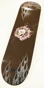 螺鈿細工が施されたスケートボード＝いずれも高岡市の御旅屋セリオで