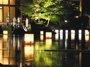 灯籠を見ながら夕涼みする人たち＝名古屋市東区徳川町で