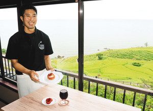 千枚田を一望できるカフェを開業した牧田翔さん＝輪島市白米町で