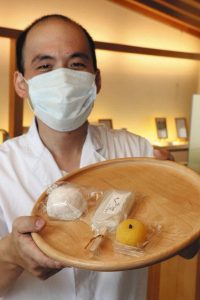 美濃加茂市特産のナシを使い、３種類の和菓子を作った長尾さん＝同市のみのかも金蝶堂で