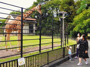 営業を再開した園内で動物を楽しむ家族連れ＝富山市ファミリーパークで
