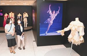 浅田真央さんがサンクスツアーで着用した衣装などが展示された会場＝名古屋・名駅のジェイアール名古屋高島屋で