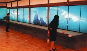 日本の海を象徴的に描いた障壁画「濤声」