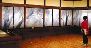 鑑真の故郷の中国・揚州を描いた障壁画「揚州薫風」＝いずれも富山市木場町の県美術館で
