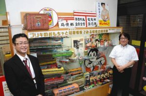 昭和時代のブリキおもちゃなどを出品した高橋さん（左）と小池さん＝あま市花正の美和図書館で