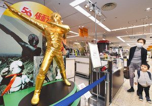仮面ライダー生誕５０周年を記念して製作された「黄金の仮面ライダー」＝福井市の西武福井店で