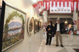押し花アートなど町民らの作品が展示されている会場＝東員町山田の町総合文化センターで