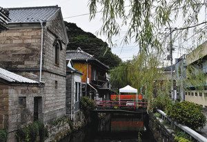 ペリーが歩いたといわれる「ペリーロード」には、伊豆石を積んだ立派な建物（左手前）も＝いずれも静岡県下田市で
