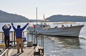 約２年ぶりに運航を再開した遊覧船＝浜松市北区の東名高速道路浜名湖サービスエリアで