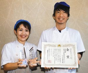 カレーパングランプリの金賞受賞を喜ぶ吉野克俊代表（右）と麻子店長