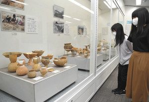 知多半島北部で出土した土器の数々＝大府市歴史民俗資料館で