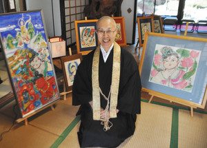 自作の仏画を展示する吉田真誉さん＝浜松市北区の長楽寺で