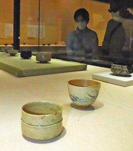 喫茶文化の変遷を伝える各種碗＝瀬戸市の県陶磁美術館で