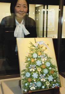 名古屋絵付けの技法を使ったツリーと作者の杉山さん＝瀬戸市南山口町の県陶磁美術館で