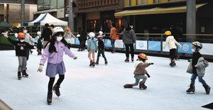 スケートを楽しむ子どもたち＝富山市総曲輪で