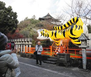 「世界一の福寅」で知られる張り子の虎。年賀状用の写真を撮る観光客が目立った