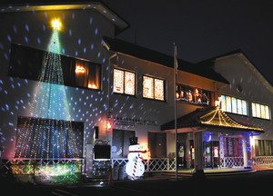 クリスマスをイメージした色鮮やかなイルミネーション＝一宮市の北方公民館で