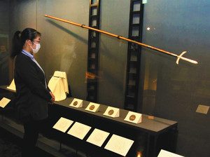 長さ約３メートルの「宝蔵院流十文字鎌槍」（壁面）＝富山市本丸の郷土博物館で