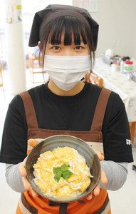 季節限定のシラウオ丼を手にする従業員＝桑名市赤須賀で