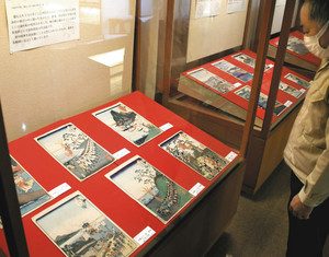 東海道の風景とともに幕府の権威を示した浮世絵が展示されている会場＝湖西市の新居関所史料館で