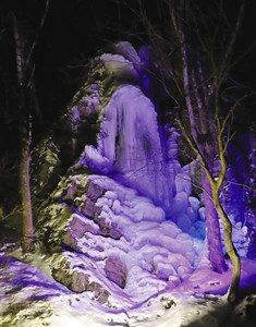 ライトアップされ、幻想的な雰囲気な「旭の滝」＝木曽町日義で