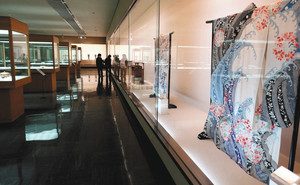 近現代の工芸作品を紹介する展示＝いずれも金沢市出羽町の県立美術館で
