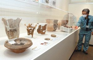 展示されている縄文時代の土器や石器など