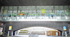 エントランスから見上げた窓アート＝いずれも津市一身田上津部田の県総合文化センターで