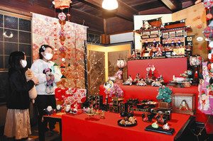 華やかな人形や調度品がそろう「浪華御殿飾り」＝伊賀市上野魚町の「豆挽売店 永尾珈琲」で