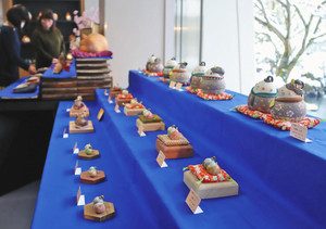 越前焼作家らによる愛らしいひな人形が並ぶ「越前　陶びな展」＝越前町の県陶芸館で