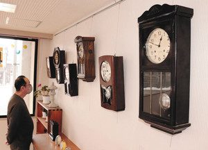 大正から昭和期に使われたという掛け時計が並ぶギャラリー＝輪島市鳳至町石浦町で